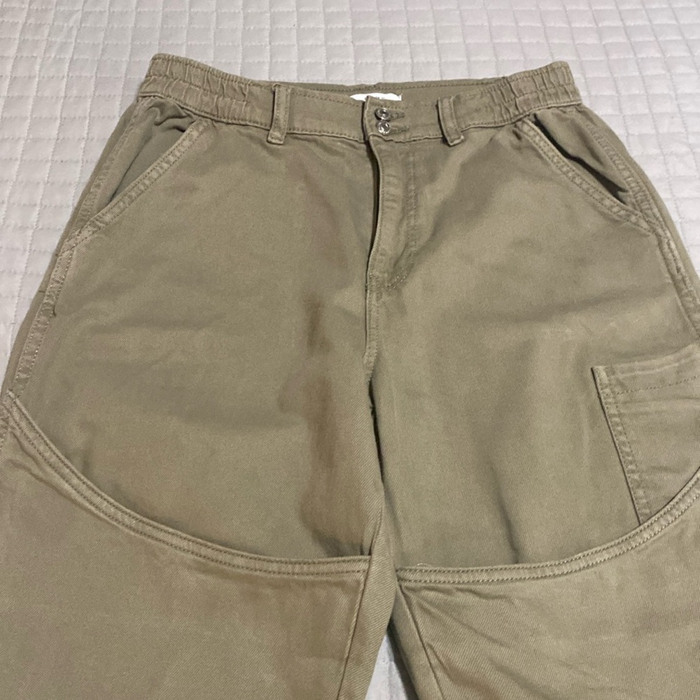 Forever 21 Women’s Cargo Pants Size: Medium